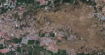 Khoảnh khắc mặt đất “hóa lỏng” cuốn phăng nhà cửa Indonesia nhìn từ vệ tinh
