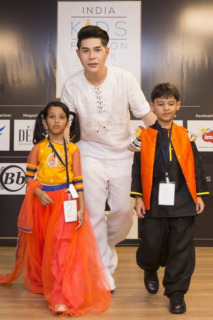 Đạo diễn Nguyễn Hưng Ph&uacute;c thực hiện tuần lễ thời trang trẻ em Ấn Độ