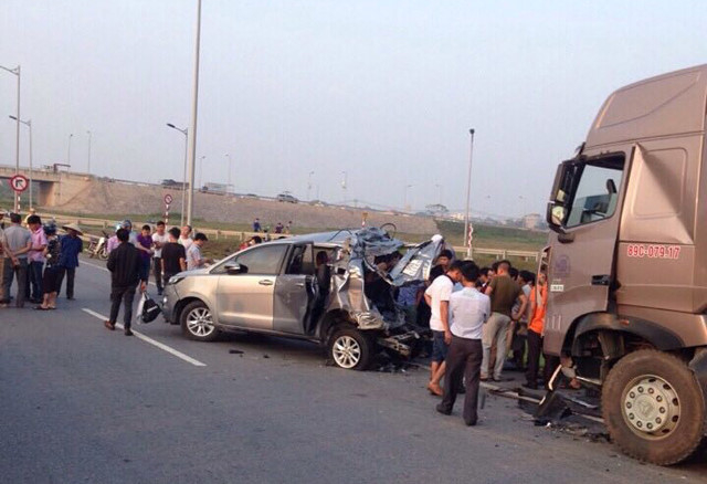 Vụ tai nạn giữa xe Innova v&agrave; container khiến 4 người tử vong tại chỗ.