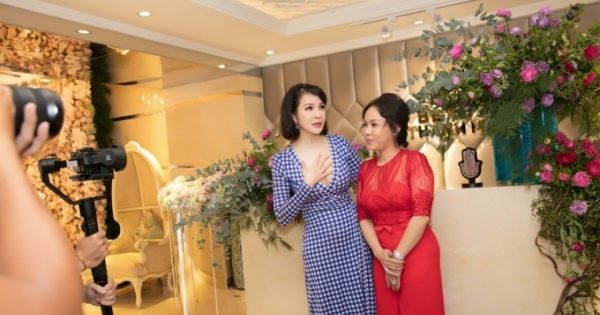 Danh hài Việt Hương, vợ chồng nhạc sĩ Đức Huy đến chúc mừng MC Thanh Mai