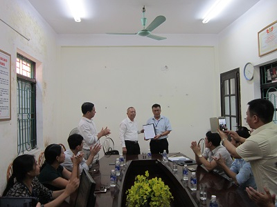 Tiến sĩ Nguyễn B&aacute; Cẩn, Ph&oacute; gi&aacute;m đốc Sở Y tế trao quyết định bổ nhiệm B&aacute;c sĩ L&ecirc; Hồng Sơn.