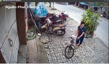 Clip: Đi xe máy "nhảy trộm" xe đạp