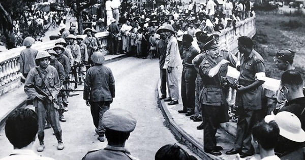 Nữ sinh thướt tha áo dài đón đoàn quân tiếp quản Thủ đô ngày 10/10/1954