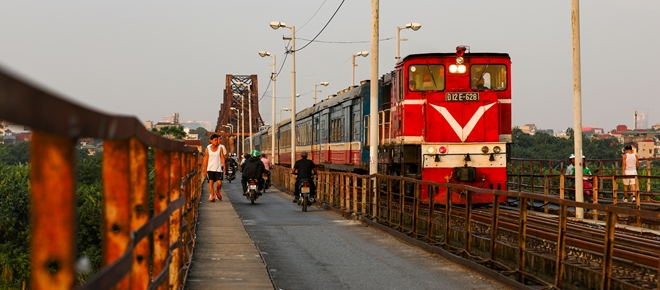 2018:&nbsp;Một g&oacute;c cầu Long Bi&ecirc;n b&igrave;nh y&ecirc;n trong buổi s&aacute;ng sớm. Người đi bộ c&ugrave;ng d&ograve;ng xe thong thả di chuyển qua những nơi từng ghi dấu ch&acirc;n c&aacute;c binh sĩ Ph&aacute;p cuối c&ugrave;ng lủi thủi rời khỏi H&agrave; Nội c&aacute;ch đ&acirc;y 64 năm.