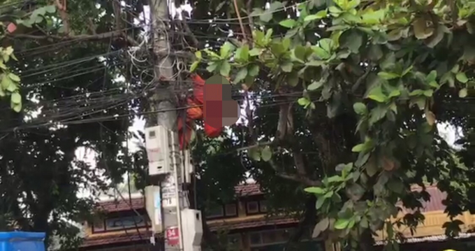 Nạn nh&acirc;n gặp nạn ngay tr&ecirc;n cột điện. (Ảnh chụp từ video facebook Huu Loi Ngo)