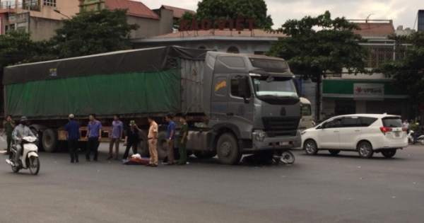 Thanh Hóa: Xe máy va chạm với xe đầu kéo, 2 người tử vong