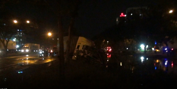 TP HCM: Triều cường dâng cao gây ngập đường, hai xe container lao xuống mương nước