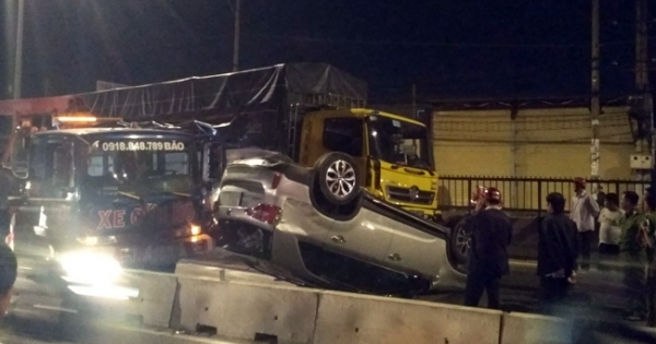 TP HCM: Ôtô "phơi bụng" sau va chạm với xe tải