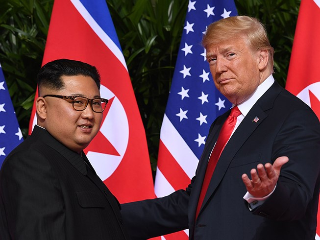 Tổng thống Trump (phải) v&agrave; Chủ tịch Kim. Ảnh: AFP/GETTY