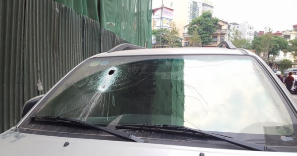 Hà Nội: Thanh sắt 3 mét rơi từ công trình xuyên thủng kính xe ôtô