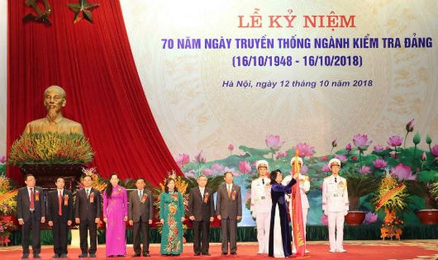 Quyền Chủ tịch nước Đặng Thị Ngọc Thịnh trao tặng Hu&acirc;n chương Lao động hạng Nhất cho UBKT TƯ.