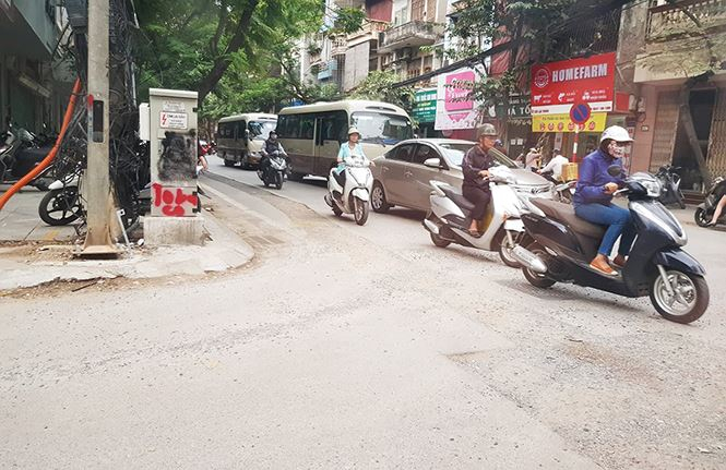 Tuyến phố Lạc Trung (phường Thanh Lương, quận Hai B&agrave; Trưng) bị đ&agrave;o