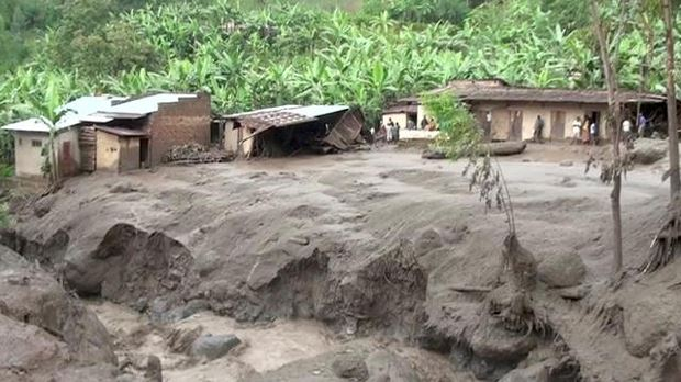 Ng&ocirc;i nh&agrave; đ&atilde; bị hư hỏng sau vụ lở đất tại Bududa, Uganda, chiều 11/10. Ảnh: Reuters/B&aacute;o Nh&acirc;n d&acirc;n.