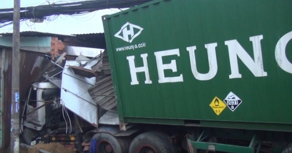 TP HCM: Tránh người sang đường, container tông hàng loạt nhà dân
