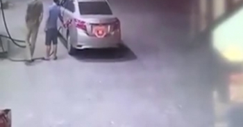 Video tài xế xe "xế hộp" đổ xăng xong... bỏ chạy