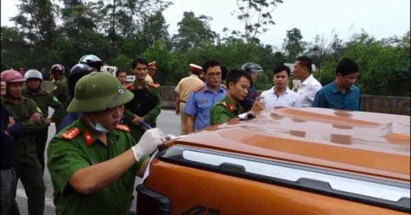 Clip lực lượng công an truy bắt xe bán tải chở hàng trăm kg ma túy đá tại Quảng Bình