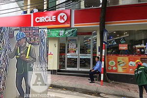 [Clip] Toàn cảnh thanh niên 9X cầm dao đe dọa cướp tài sản trong cửa hàng tiện ích Circle K
