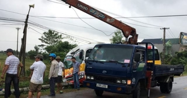 Thanh Hóa: Clip xe buýt ủi gãy cột điện, một người nhập viện