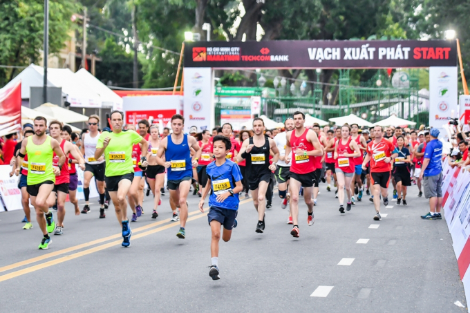 Marathon vốn l&agrave; một cuộc đua chạy bộ đường trường với chiều d&agrave;i ch&iacute;nh thức l&agrave; 42,195 km.&nbsp;