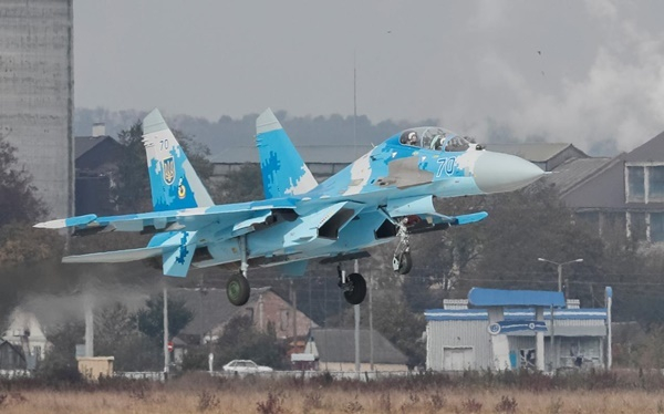 M&aacute;y bay qu&acirc;n sự Su-27 của Ukraine. (Ảnh: Reuters)