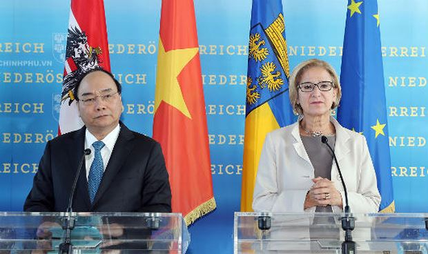 Thủ tướng Nguyễn Xu&acirc;n Ph&uacute;c v&agrave; Thống đốc bang Hạ &Aacute;o Johanna Mikl-Leitner tại cuộc gặp gỡ b&aacute;o ch&iacute;