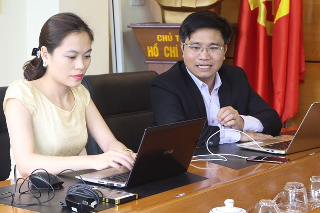 TS. Nguyễn Văn Cương tham gia buổi giao lưu với độc giả b&aacute;o PLVN
