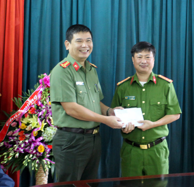 Đại t&aacute; Dương Văn T&iacute;nh, Gi&aacute;m đốc C&ocirc;ng an tỉnh Bắc Kạn trao thưởng cho Ban chuy&ecirc;n &aacute;n.