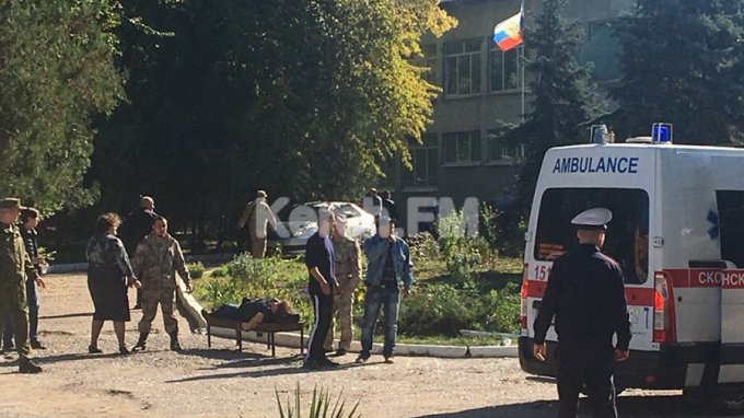 Đ&aacute;nh bom, xả s&uacute;ng ở trường học tại Crimea, 13 người thiệt mạng
