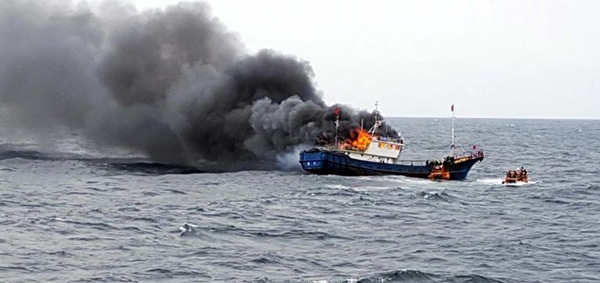 Quảng Ngãi: Tàu cá phát nổ tại đảo Lý Sơn, 11 thuyền viên thương vong