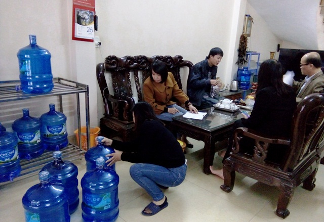 Đo&agrave;n kiểm tra, lấy mẫu nước một cơ sở tại thị trấn Đ&ocirc;ng Kh&ecirc;, huyện Thạch An.