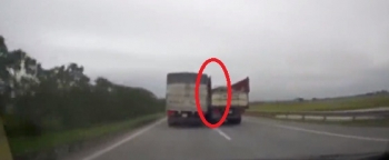 [Clip]:  Hoảng hồn 2 xe tải chèn ép nhau trên đường cao tốc