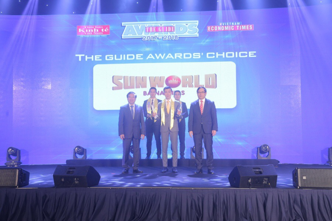 Đại diện Sun Group nhận giải thưởng The Guide AwardS&rsquo; Choice.