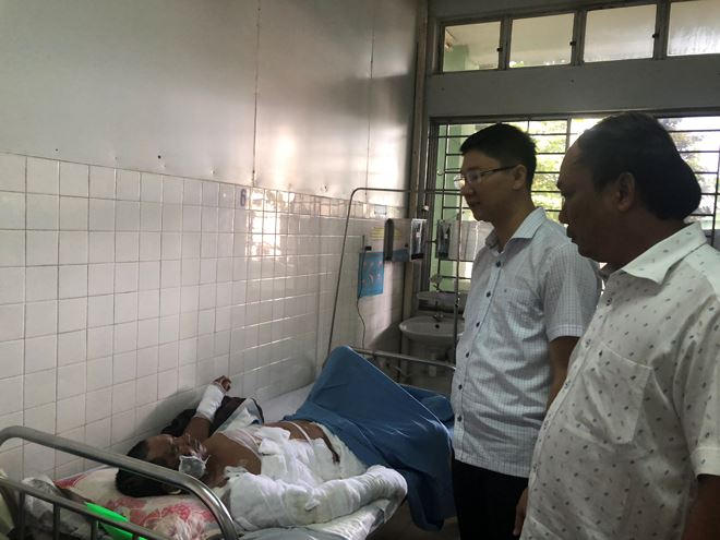 Một nạn nh&acirc;n bị thương nặng đang được chăm s&oacute;c tại BV Đ&agrave; Nẵng.