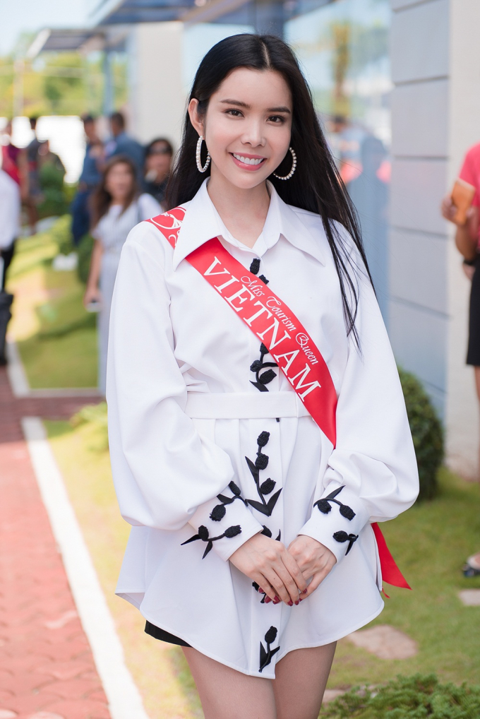 Huỳnh Vy c&ugrave;ng d&agrave;n th&iacute; sinh Miss Tourism Queen Worldwide 2018 gửi lời ch&uacute;c ng&agrave;y Phụ nữ Việt Nam 2018