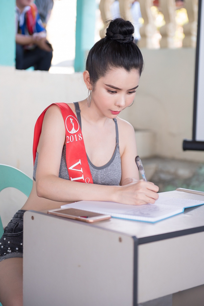 Huỳnh Vy c&ugrave;ng d&agrave;n th&iacute; sinh Miss Tourism Queen Worldwide 2018 gửi lời ch&uacute;c ng&agrave;y Phụ nữ Việt Nam 2018