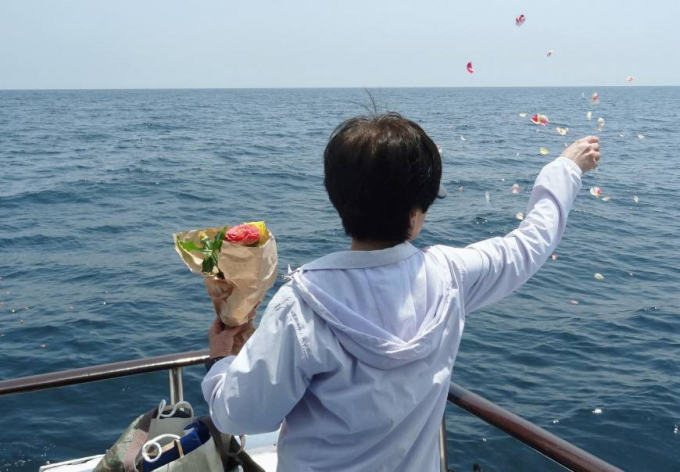Tung c&aacute;nh hoa vĩnh biệt người th&acirc;n trong một đ&aacute;m tang ngo&agrave;i cảng Manazuru, tỉnh Kanagawa, Nhật Bản.