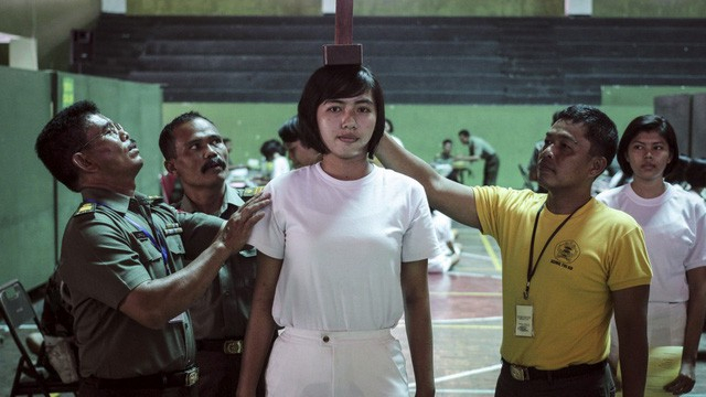 Một ứng vi&ecirc;n nữ được kiểm tra sức khỏe khi đăng k&yacute; gia nhập lực lượng vũ trang Indonesia (Ảnh: AFP)