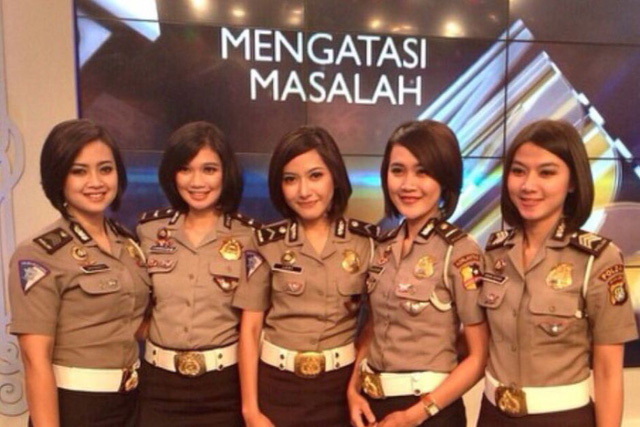 Những nữ cảnh s&aacute;t xinh đẹp của Indonesia (Ảnh: ABC)
