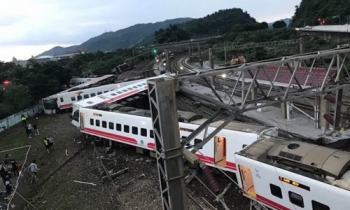 Tàu hỏa trật bánh khỏi đường ray tại Đài Loan, hơn 100 người thương vong