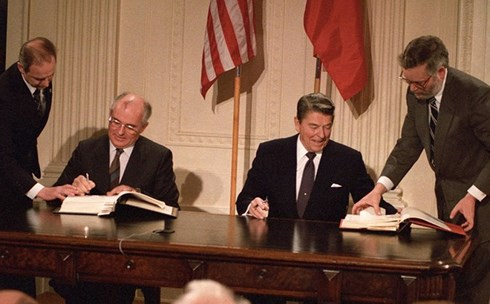 Cựu L&atilde;nh đạo Li&ecirc;n X&ocirc; Mikhail Gorbache v&agrave;&nbsp;cựu Tổng thống Mỹ Ronald Reagan k&yacute; kết INF v&agrave;o ng&agrave;y 8/12/1987. Ảnh: Reuters