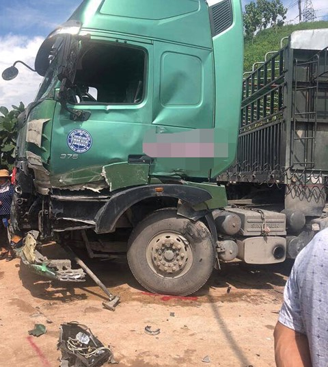 Phần đầu chiếc xe tải cũng bị hư hại nặng.