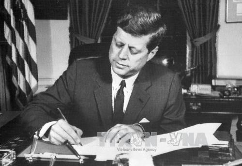 Tổng thống John F.Kennedy tại Nh&agrave; Trắng ở Thủ đ&ocirc; Washington, Mỹ ng&agrave;y 24/10/1962. Ảnh: AFP/TTXVN