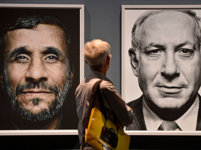 Một du kh&aacute;ch nh&igrave;n l&ecirc;n ch&acirc;n dung Tổng thống Iran Mahmoud Ahmadinejad v&agrave; Thủ tướng Israel Benjamin Netanyahu trong cuộc triển l&atilde;m