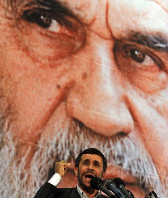 Tổng thống Iran Mahmoud Ahmadinejad ph&aacute;t biểu trong lễ kỷ niệm 18 năm ng&agrave;y mất của nh&agrave; s&aacute;ng lập C&aacute;ch mạng Hồi gi&aacute;o Ayatollah Khomeini, tại Tehran, th&aacute;ng 6/2007.