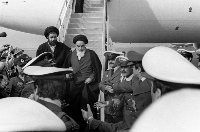 Gi&aacute;o chủ l&atilde;nh đạo C&aacute;ch mạng Hồi gi&aacute;o Iran Ayatollah Ruhollah Khomeini rời khỏi chiếc m&aacute;y bay đ&atilde; đưa &ocirc;ng từ Ph&aacute;p trở về qu&ecirc; hương.