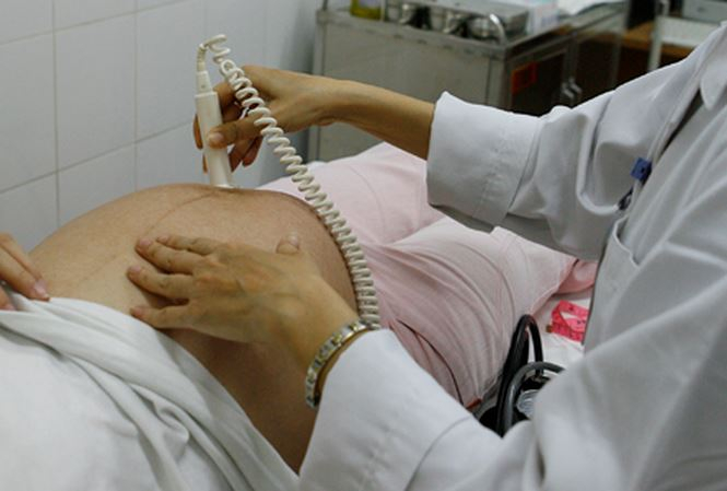 Kh&aacute;m thai tại Bệnh viện Phụ sản Trung ương Ảnh: Hồng vĩnh