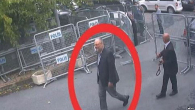 Video của CCTV cho thấy nh&agrave; b&aacute;o Saudi Jamal Khashoggi, (được khoanh đỏ) đến t&ograve;a l&atilde;nh sự Saudi tại Istanbul, ng&agrave;y 2.10.2018.