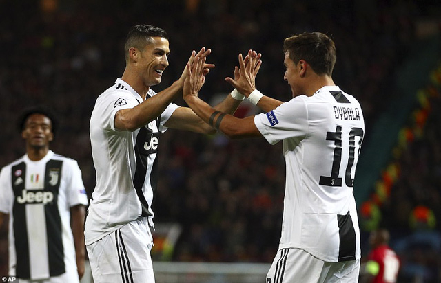 Dybala (phải) ăn mừng sau khi ghi b&agrave;n với C.Ronaldo