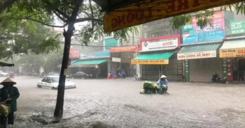 Thanh Hóa: Sau trận mưa lớn, đường phố ngập lụt "như sông"