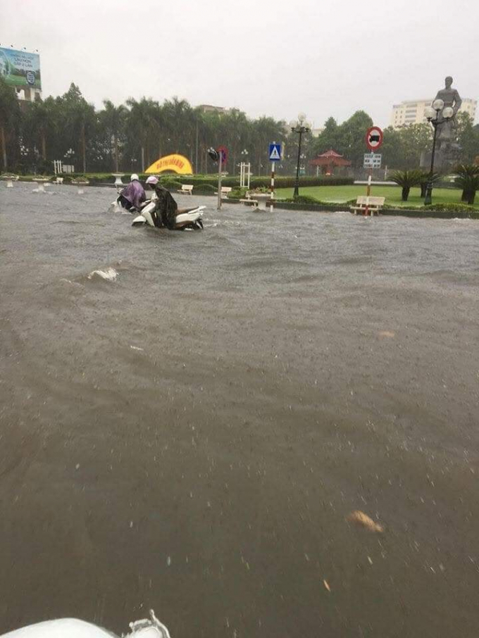Thanh H&oacute;a: Sau trận mưa lớn, đường phố ngập lụt
